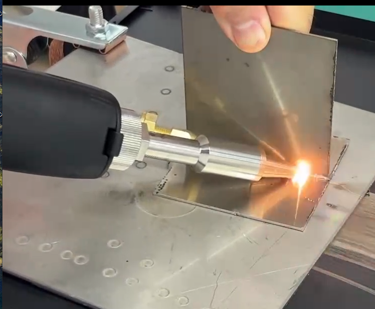 Industrial Laser Welding Gun - Handheld laserlasapparaat met luchtkoelingstechnologie voor productie